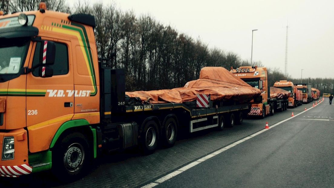 Vrachtwagen met wrakstukken