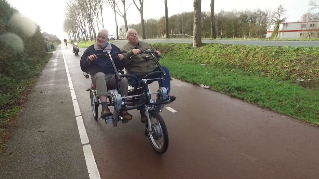 Frank Hageman (rechts) op de fiets met bewoner Jan 