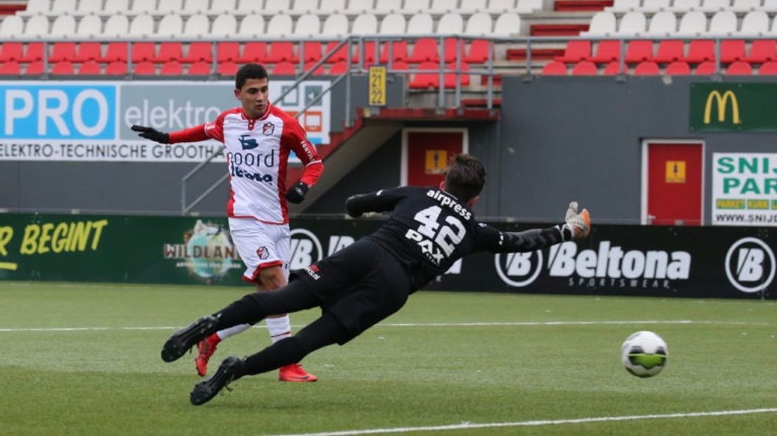 Omran Haydary schiet Jong FC Emmen naar 1-0 (Rechten: FC Emmen/Gerrit Rijkens)