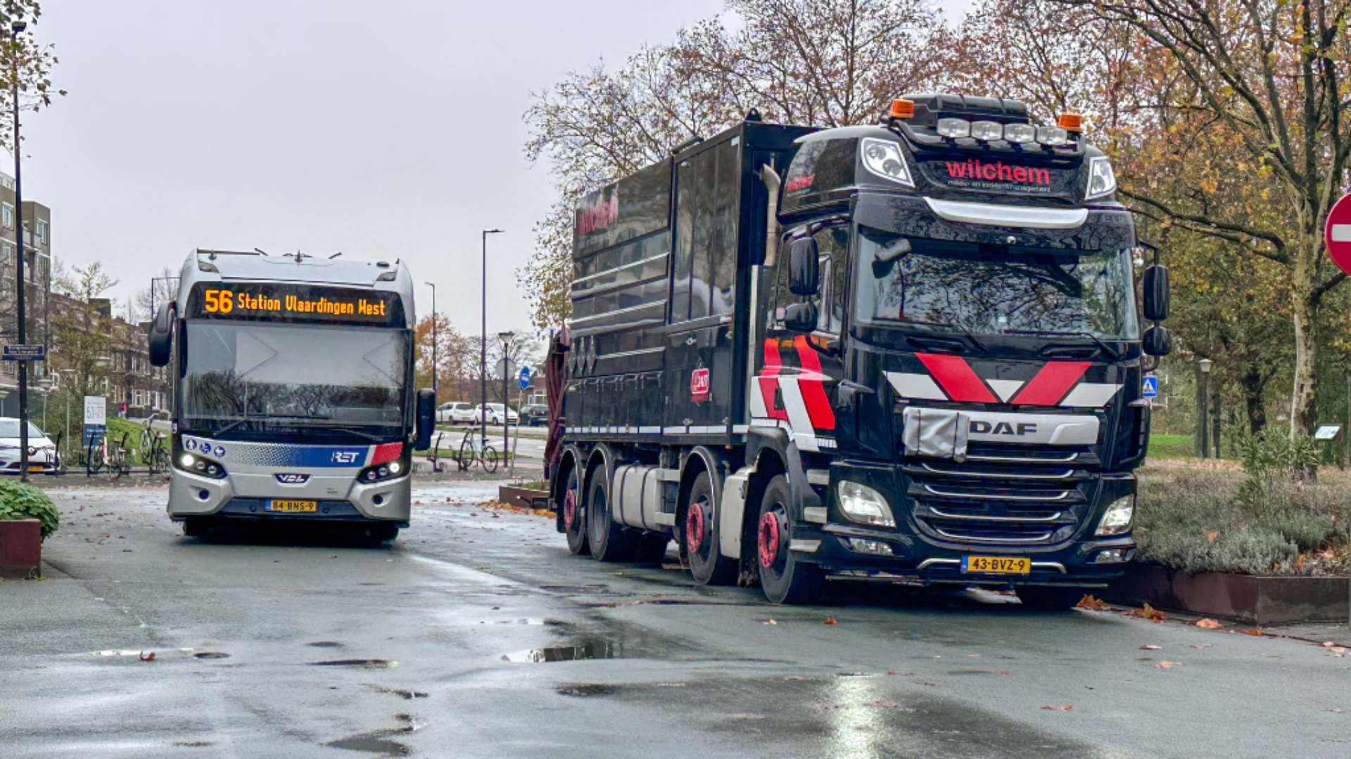 Stadsbus met kapotte tank veroorzaakt kilometerslang spoor van diesel in Schiedam en Vlaardingen