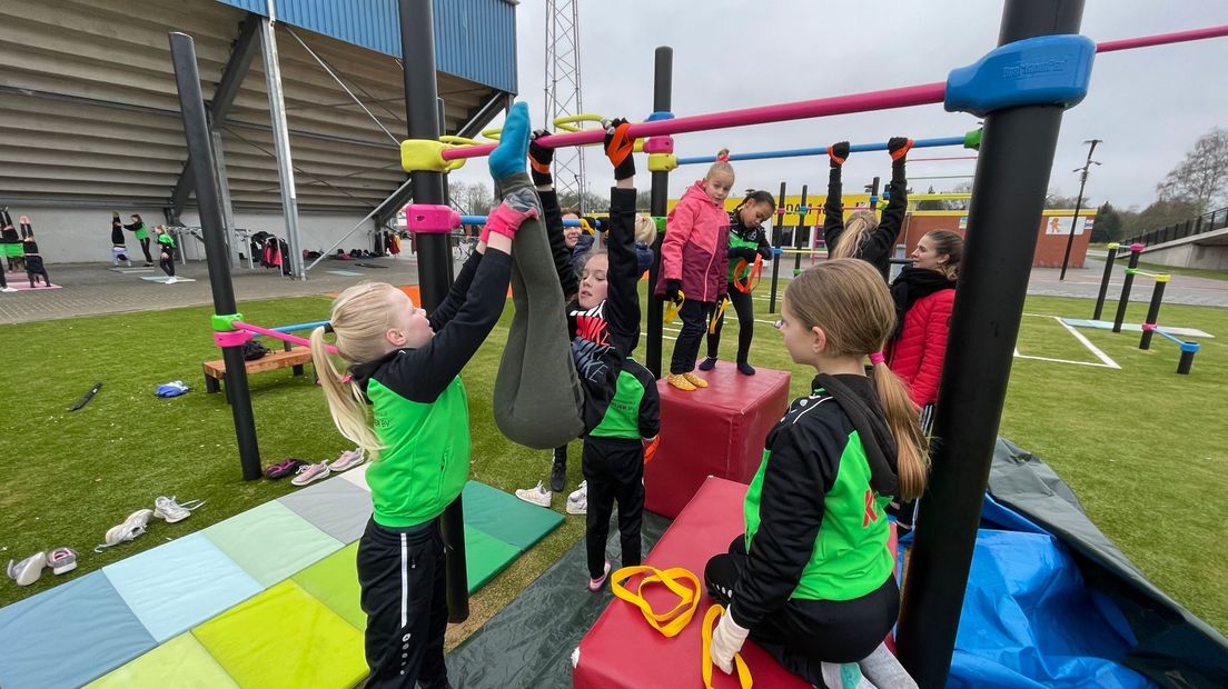 Leden van turnvereniging SV Clias aan het trainen