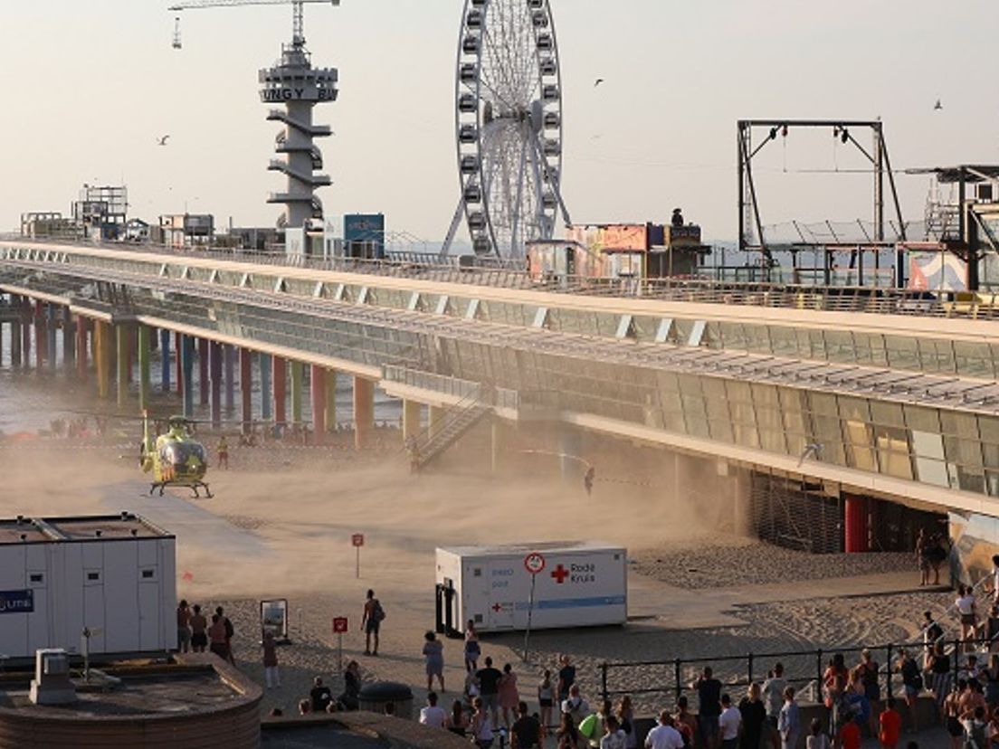 Een medisch team landt met een traumaheli bij de Pier in Scheveningen