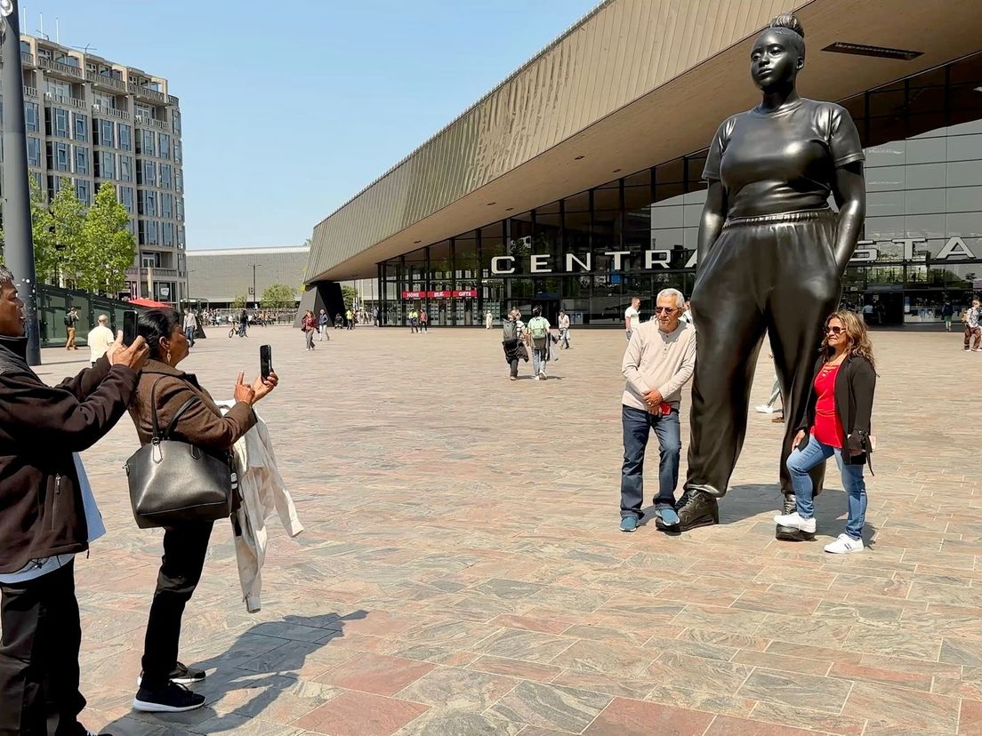 De voorspelling van burgermeester Aboutaleb dat veel mensen op de foto willen met het beeld, lijkt uit te komen