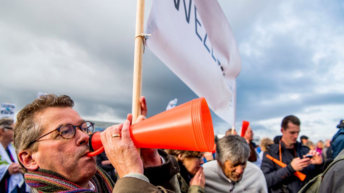 Demonstranten tegen de laagvliegroutes van luchthaven Lelystad gaan samenwerken (Rechten: ANP/Robin Utrecht)
