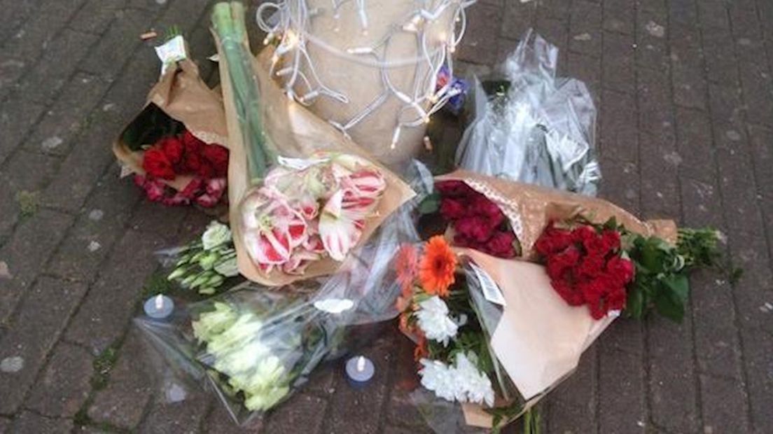 Bloemen op plek slachtoffer steekpartij Zwolle