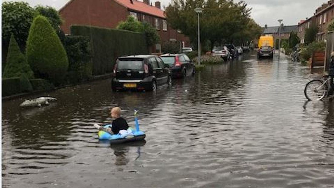 Een flinke hoosbui heeft vanmiddag voor wateroverlast in Lichtenvoorde gezorgd.