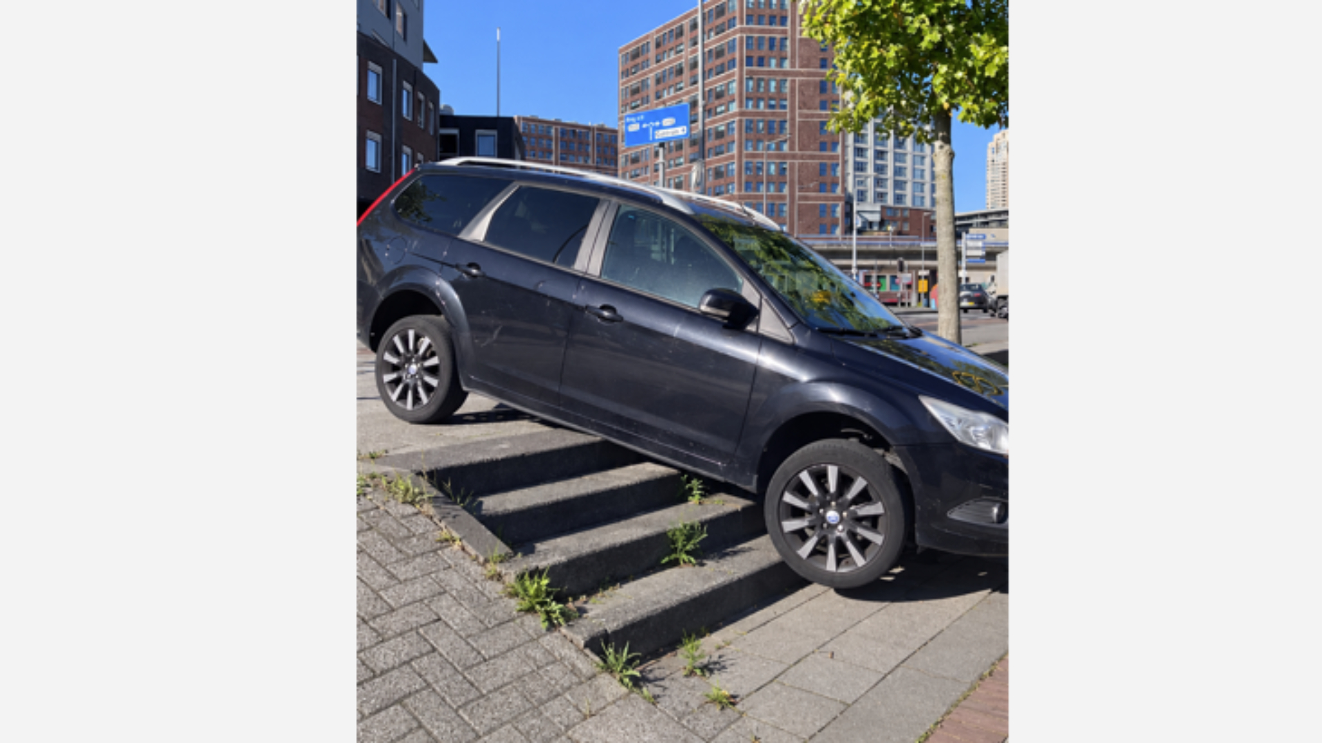 Auto rijdt zich vast op trap.