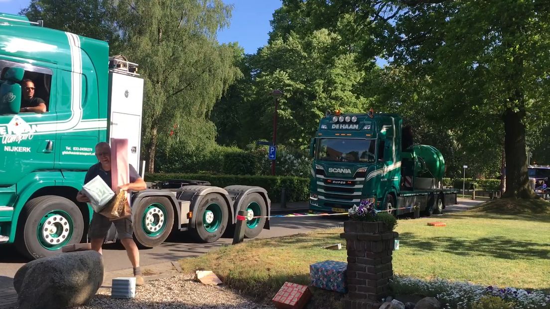 Truckchauffeurs verrassen collega Jan Wout uit Kootwijk.