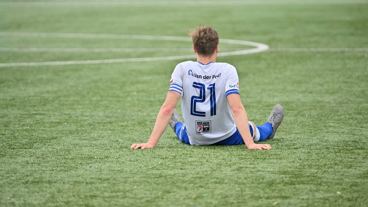Hoek haakt af in titelstrijd na onthutsende nederlaag bij Barendrecht