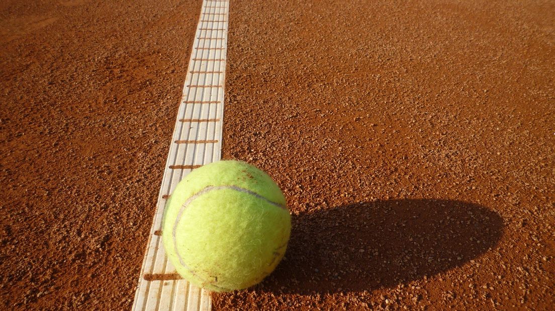 De tennisbanen zijn aan onderhoud toe (Rechten: pixabay.com)