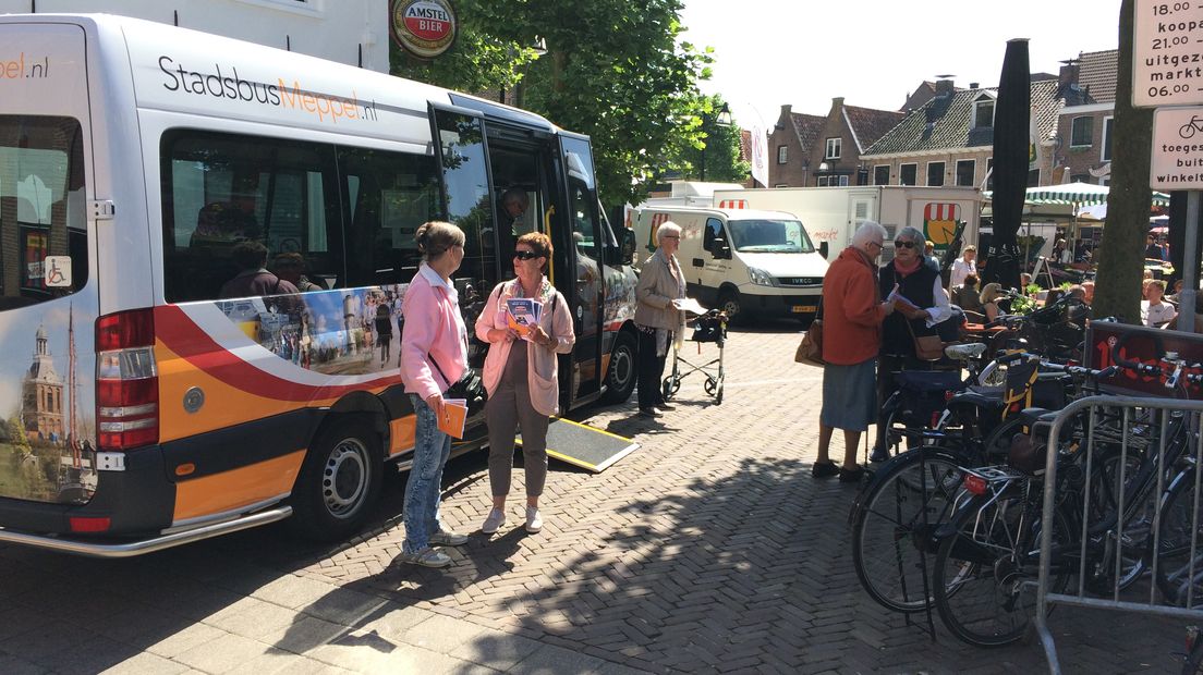 De nieuwe stadsbus in Meppel, een vorm van Publiek Vervoer. (Rechten: RTV Drenthe / Serge Vinkenvleugel)