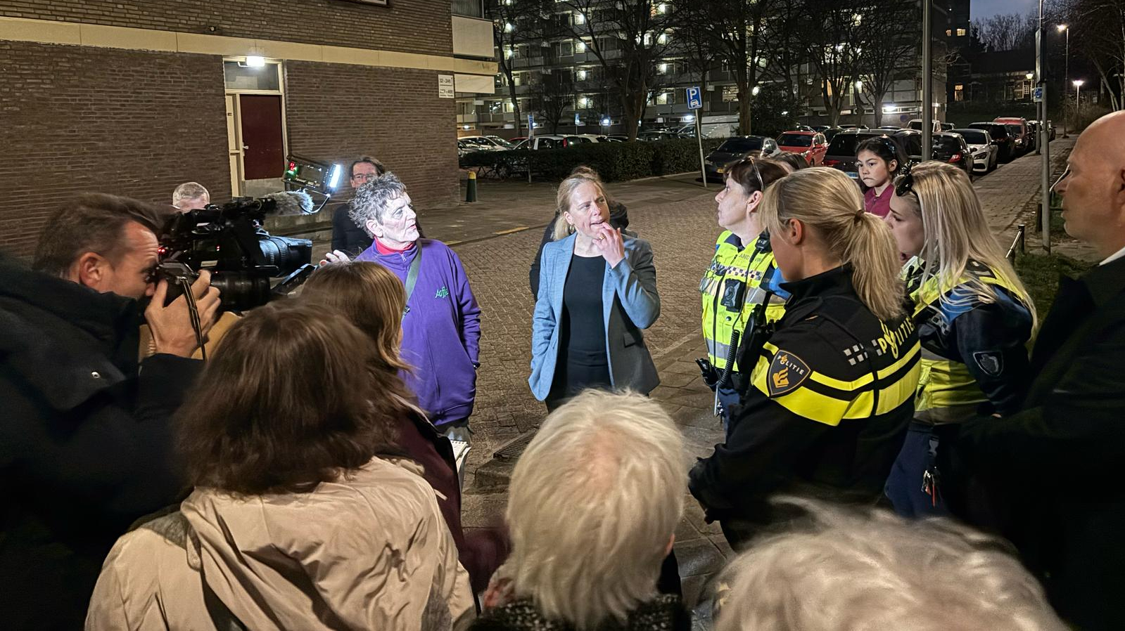 Carola Schouten tijdens haar bezoek aan IJsselmonde.