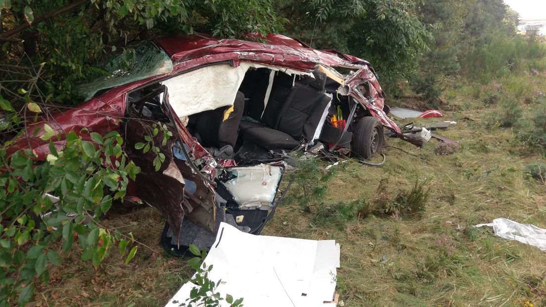 Bij het ongeval op de A12 tussen de knooppunten Grijsoord en Waterberg is vanochtend een 78-jarige automobilist uit Maren-Kessel om het leven gekomen. Zijn 73-jarige vrouw raakte lichtgewond. Dat meldt de politie. In de file, die ontstond door het ongeval, ging een auto in brand, waardoor er tussen Duiven en Arnhem een lange file is ontstaan. Inmiddels zijn in beide richtingen weer twee rijstroken open.