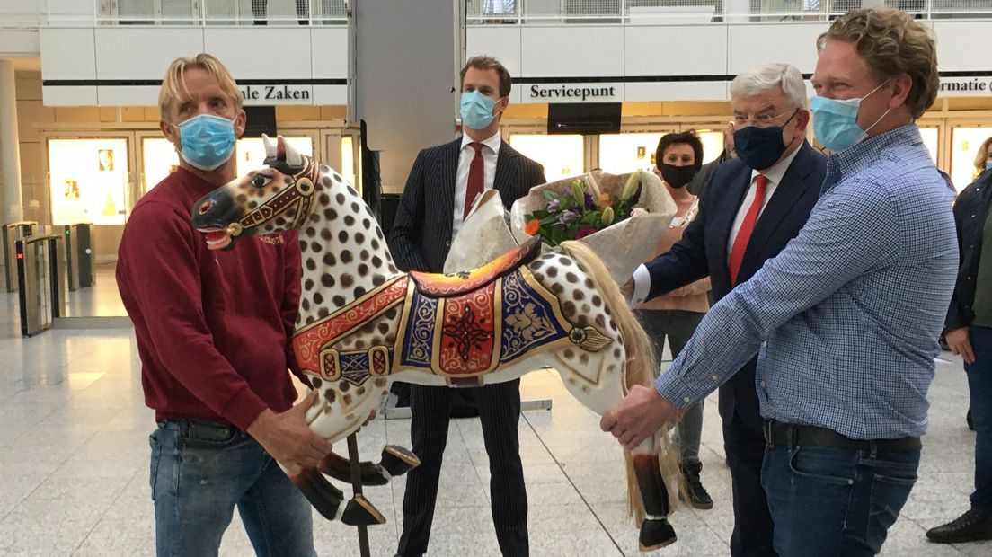 Burgemeester Van Zanen kreeg een paard cadeau