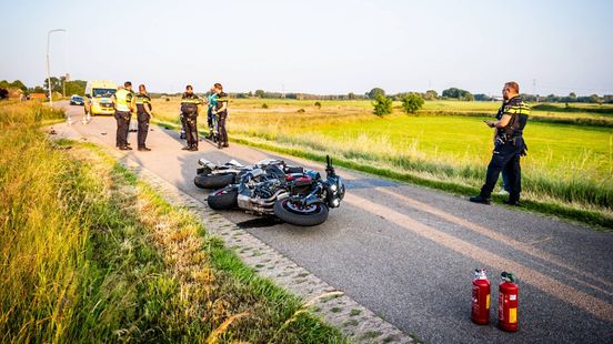 Twee motorrijders zwaargewond bij ongeval. Twee motorrijders zwaargewond bij ongeval.