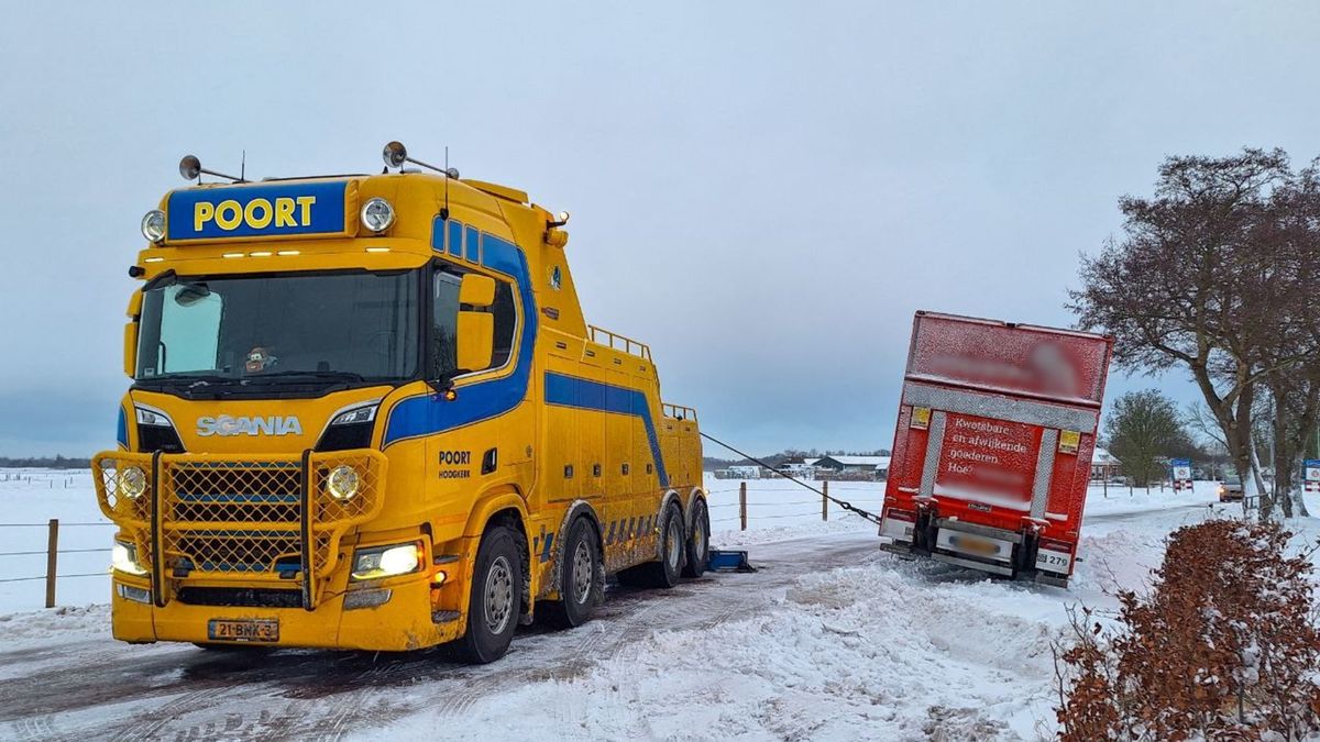 112-nieuws: Vrachtwagen uit de berm gehaald bij Lettelbert • Auto's botsen in Leek
