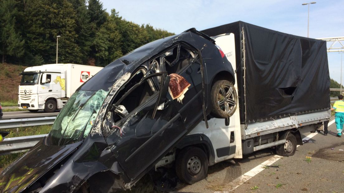 Op de A50 is donderdagmiddag een ongeluk gebeurd ter hoogte van de afrit Loenen. Door onbekende oorzaak waren een vrachtwagentje en personenauto met elkaar in botsing gekomen. De auto was op de voorkant van de vrachtwagen beland.