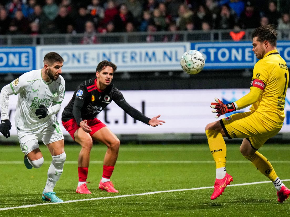 Luka Ivanusec kopt de bal op Excelsior-keeper Stijn van Gassel