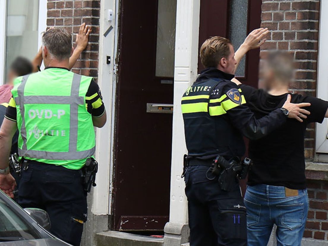 De politie hield na de schietpartij twee mannen aan in een huis aan de Vletstraat