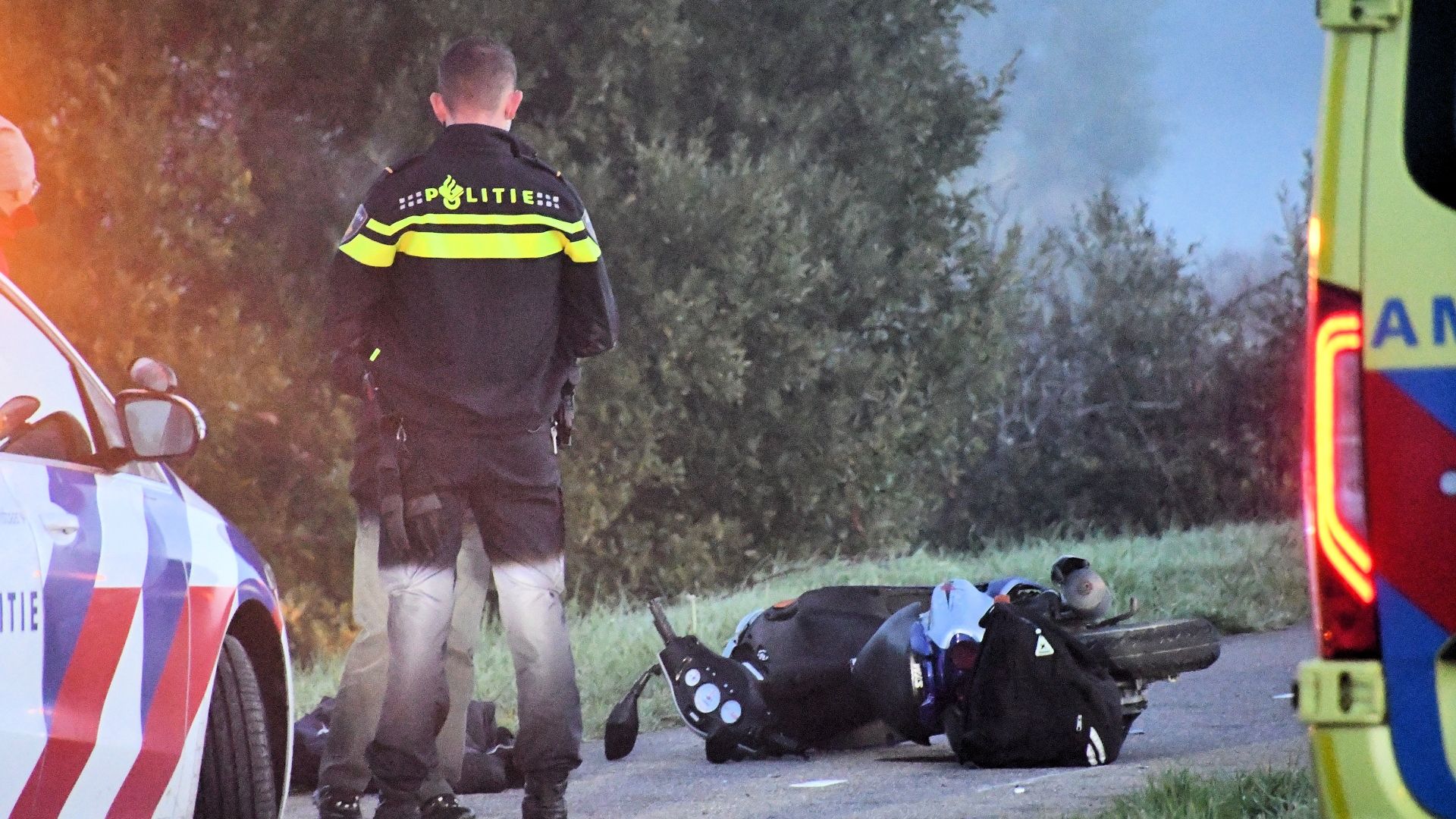 Fietser En Scooterrijder Botsen Tegen Elkaar Bij Vrouwenpolder - Omroep ...