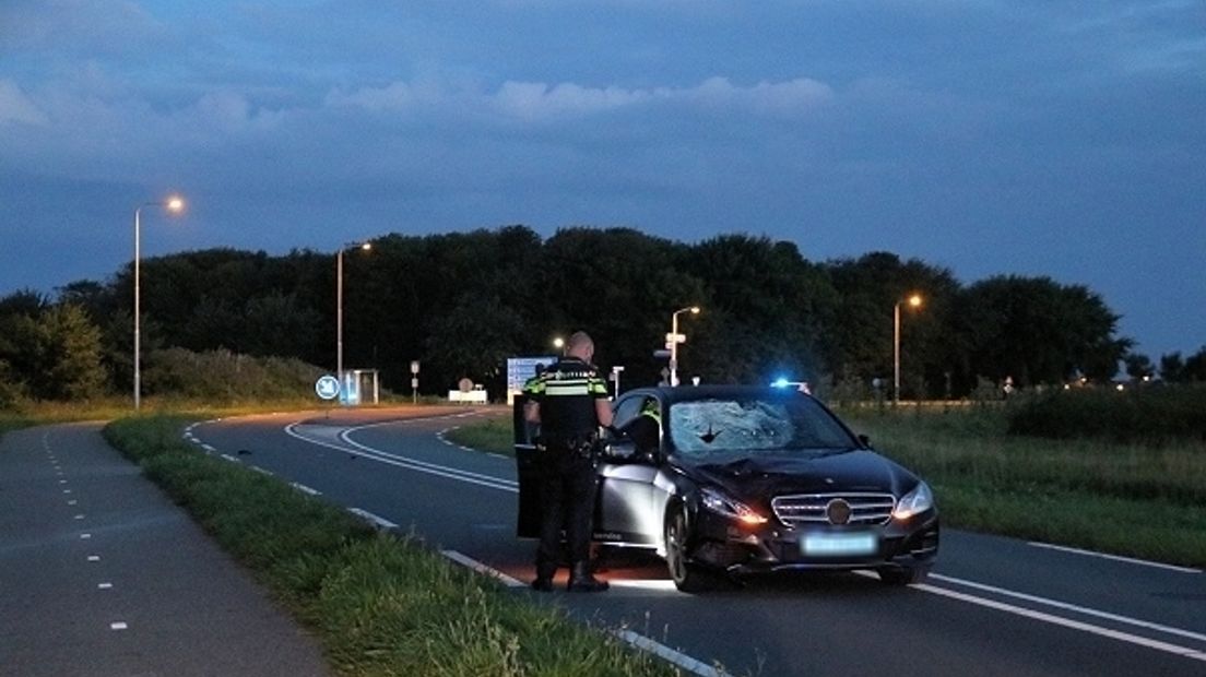 De zwaarbeschadigde taxi na de aanrijding met de voetganger