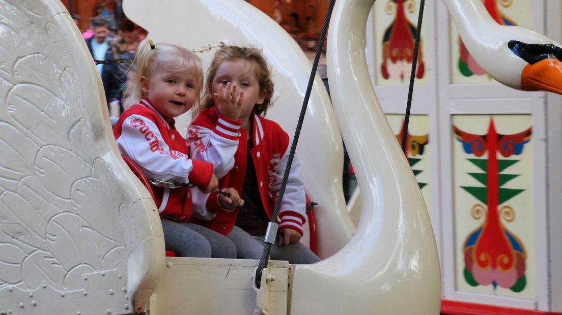 Jong en oud vermaakt zich op de kermis van Leidens Ontzet