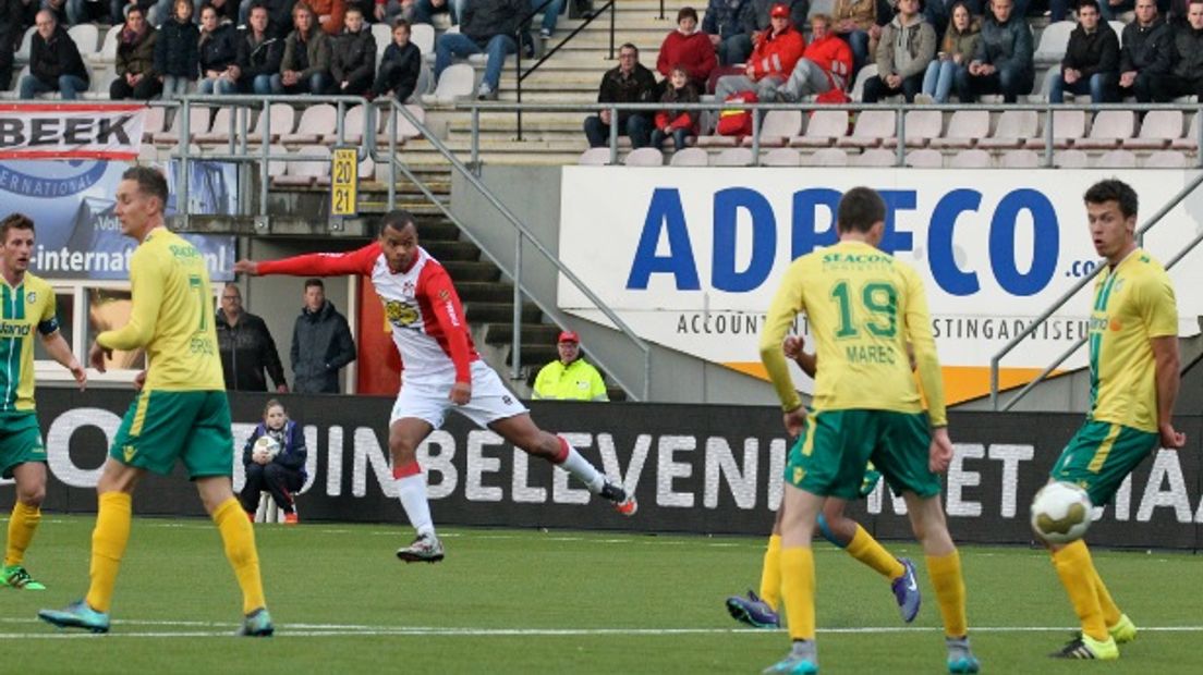 Erixon Danso schoot FC Emmen nog wel naar 1-0 met zijn 14e goal van het seizoen (Rechten: Gerrit Rijkens)