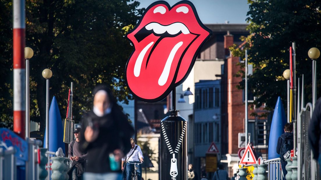 Het Rolling Stones-logo dat sinds het begin van Unzipped op de H.N. Werkmanbrug in Stad te zien is