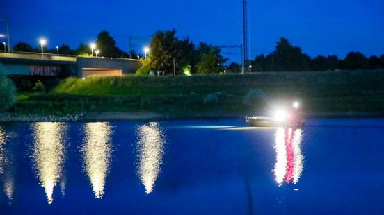 Persoon uit IJssel gehaald • auto uitgebrand