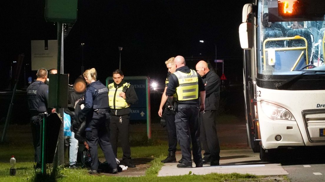 Politie controleert een asielzoeker in Ter Apel