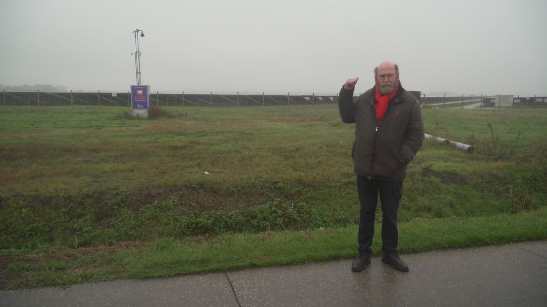 Hans ter Heijden wijst naar het eerste deel van zonnepark Harpel