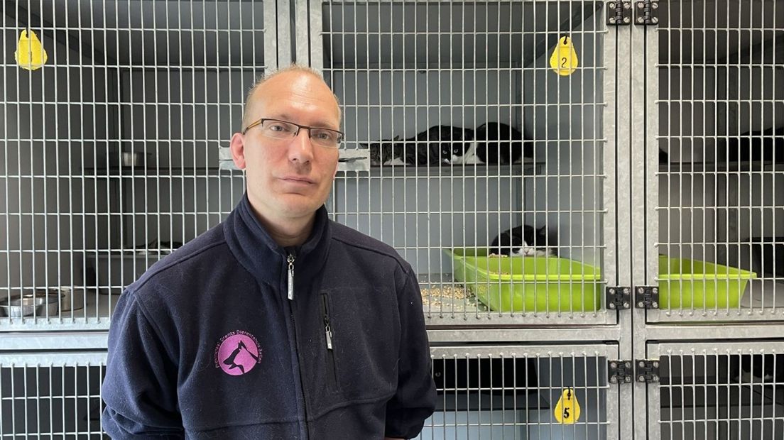 Beheerder Alwin Tol voor de kooien van de verwilderde katten