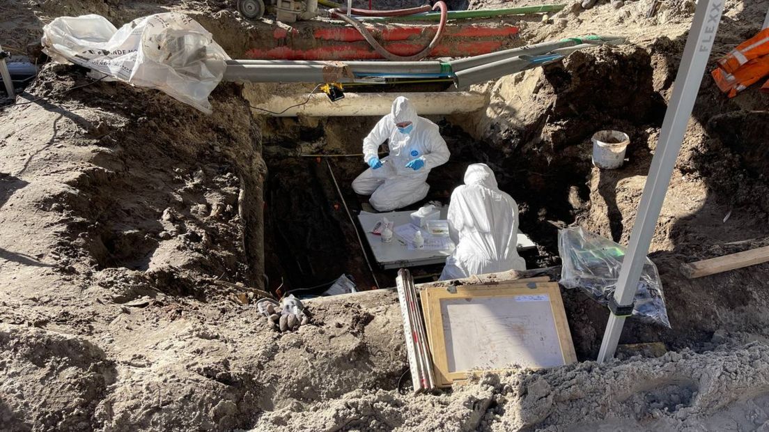 De archeologen doen onderzoek naar de graven