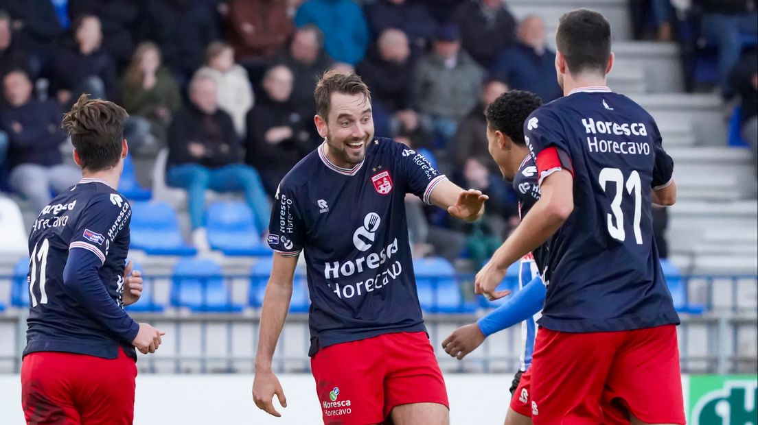 Jesper de Vré viert zijn doelpunt met Sem van Oosten, Riley Reemnet en Emiel Wendt