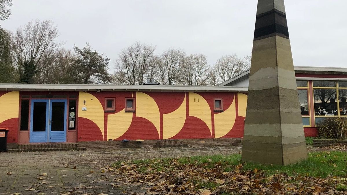 KNRM Hindeloopen voer uit voor jacht in de problemen | Oude school Harlingen beveiligd