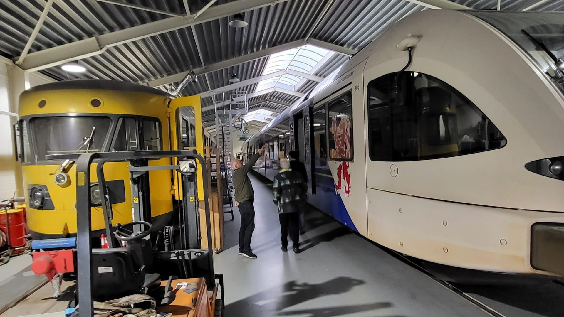 Oude Dieseltrein 186 naast een moderne Arriva trein die bij Transit Oost “gewrapt” wordt.