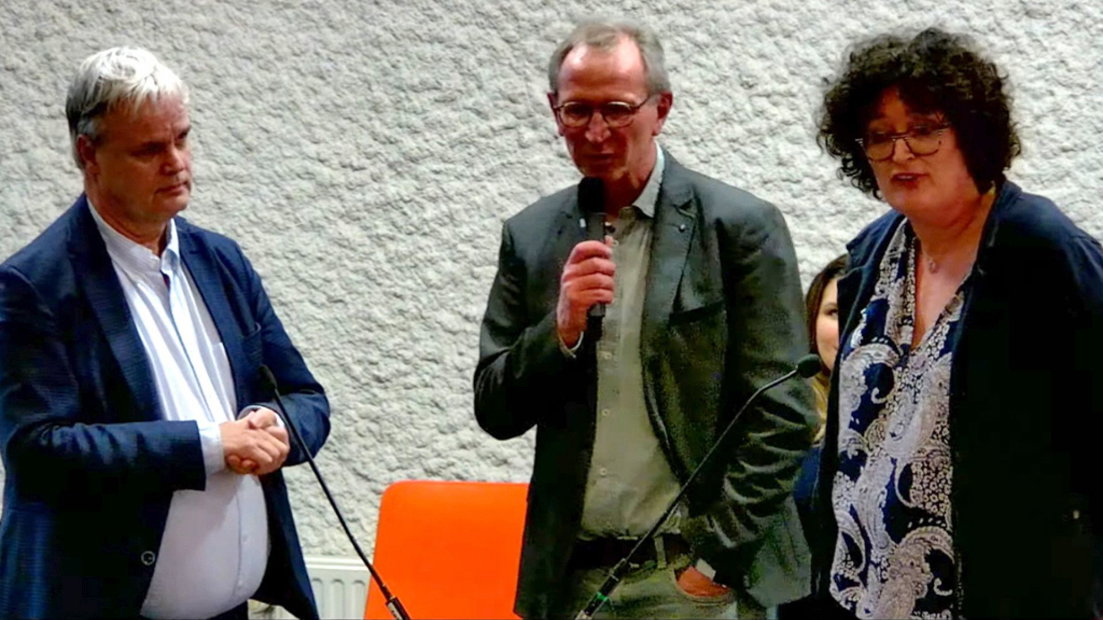 Nieuw Elan-leider André de Jeu (links) in debat met fractievoorzitter José Huls van GroenLinks
