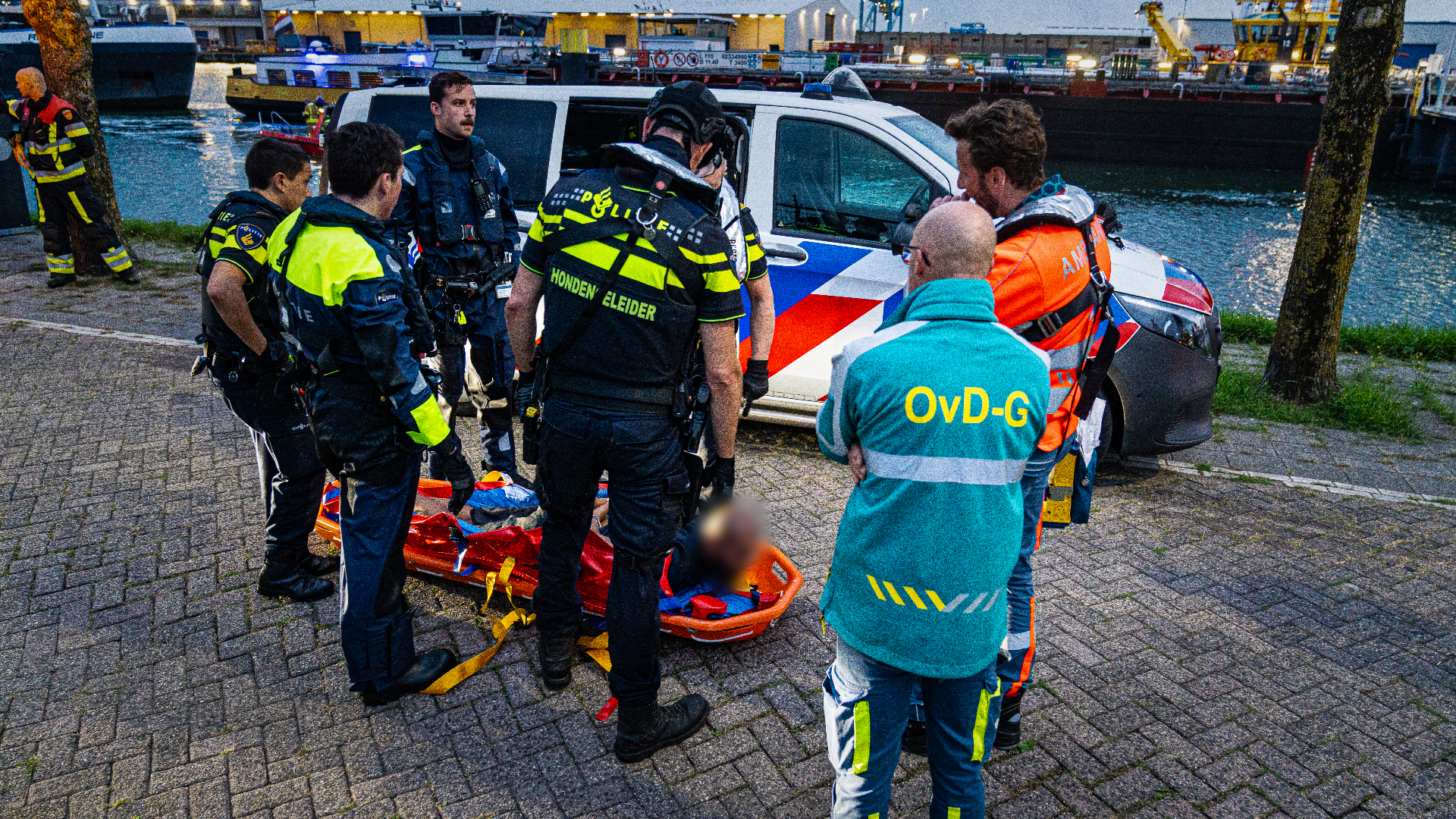 Omdat de man niet meewerkte, werd hij met handboeien en al in een brancard aan land getild.