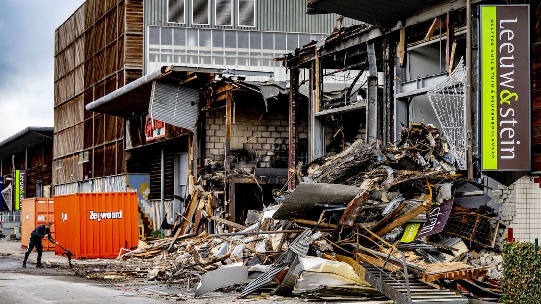 Schade aan de winkels in woonboulevard Leeuwenstein in Delft door de grote brand van oktober 2022