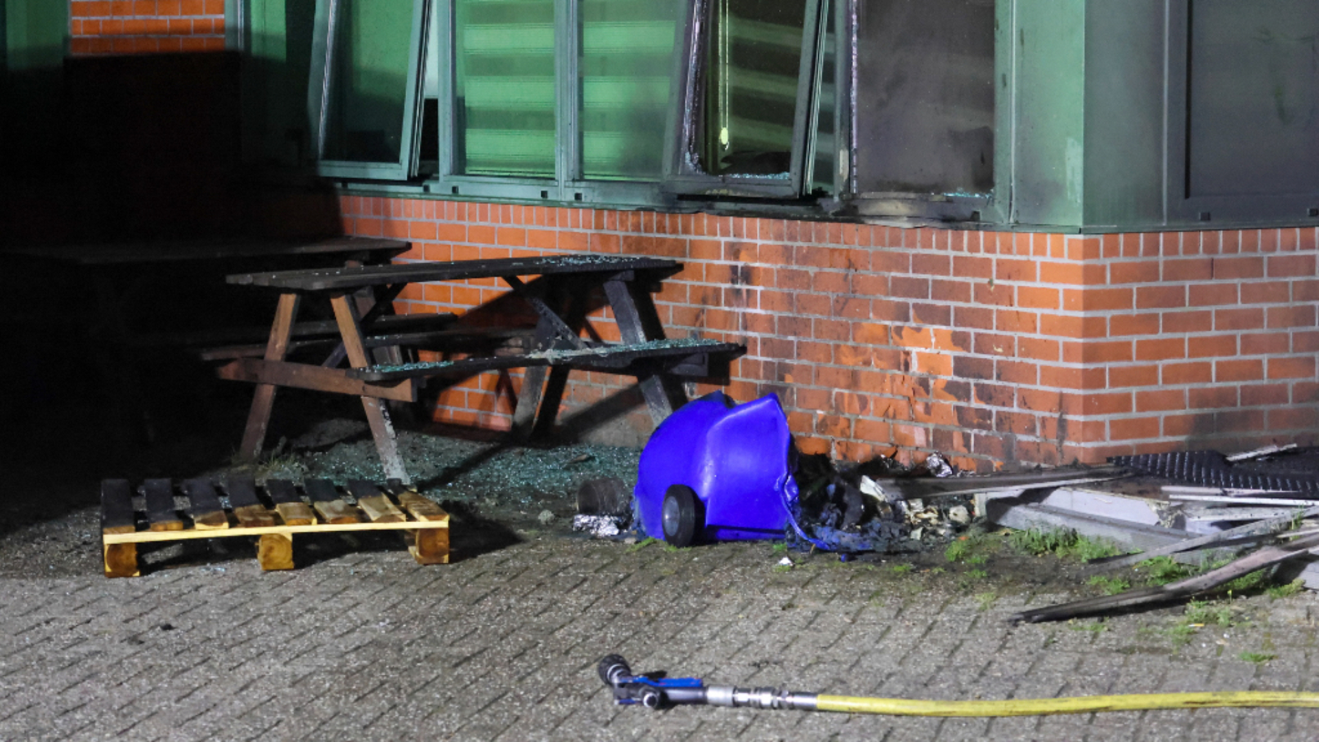 Brand bij bedrijfspand mogelijk ontstaan door zwaar vuurwerk | Flinke schade na botsing tussen twee autos.