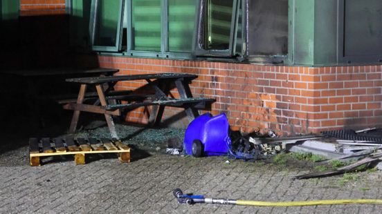 Brand bij bedrijfspand mogelijk ontstaan door zwaar vuurwerk | Flinke schade na botsing tussen twee autos. Brand bij bedrijfspand mogelijk ontstaan door zwaar vuurwerk | Flinke schade na botsing tussen twee autos.