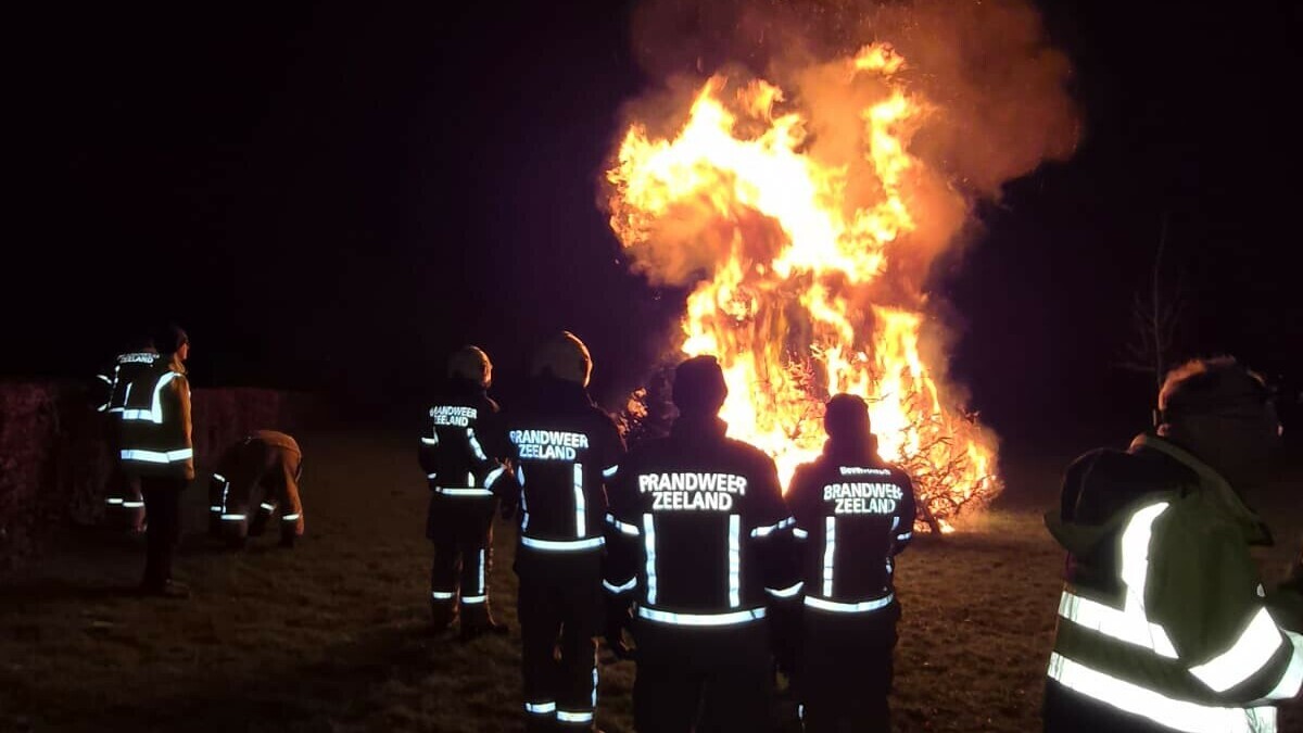 Kerstboomverbranding in Sluiskil na uitstel door winterweer alsnog doorgegaan