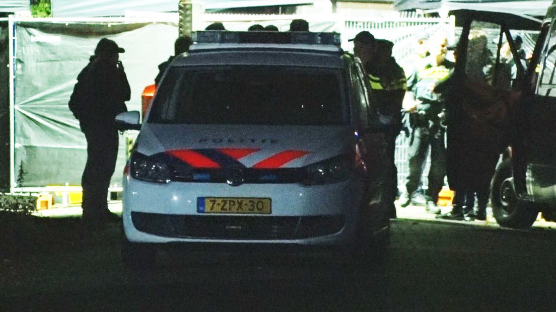 Bij doorzoekingen van de clubhuizen van motorclub Satudarah in Apeldoorn en Beverwijk zijn vrijdagavond drugs en wapens in beslag genomen bij leden van de club. De doorzoekingen duurden de hele nacht.