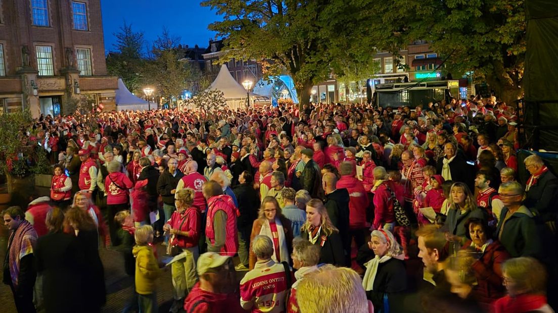 Een goed gevuld Stadhuisplein om 7.00 uur voor de reveille