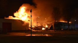 Zeer grote uitslaande brand in Venray: loods deels ingestort