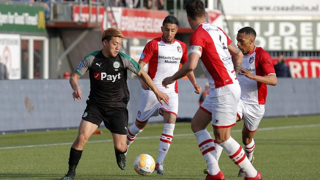 Ritsu Doan wordt omsingeld door verdedigers van FC Emmen
