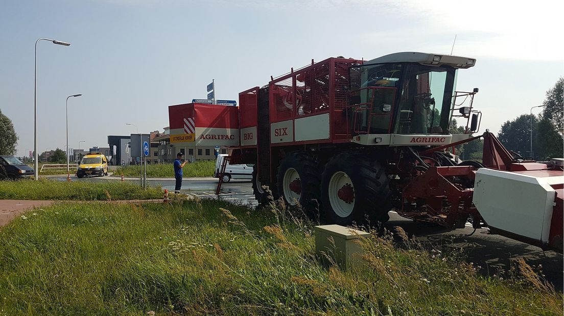 Landbouwvoertuig verliest hydraulische vloeistof op rotonde bij Steenwijk