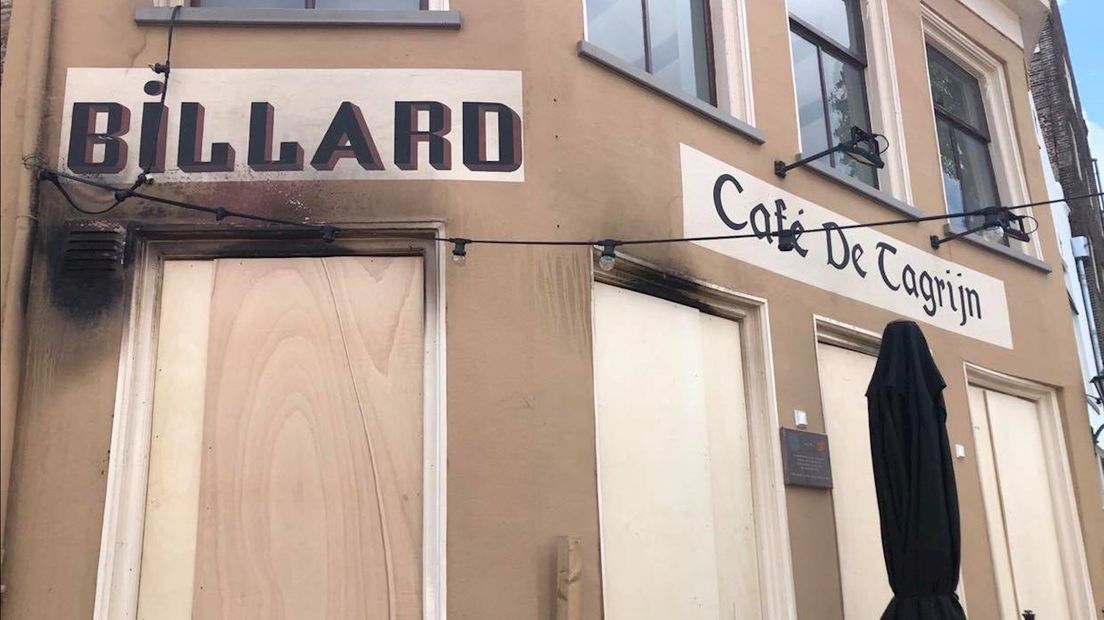 Het café is zwartgeblakerd