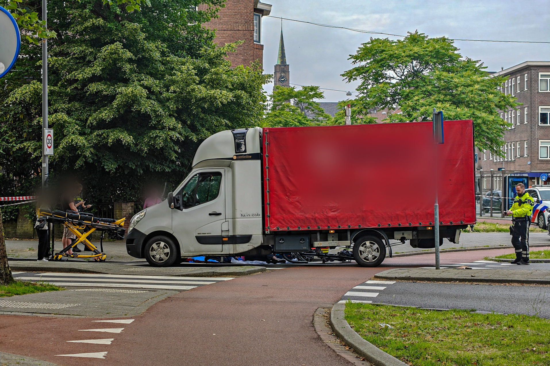 De bestuurder van de bakwagen zou de fietser geen voorrang hebben verleend.