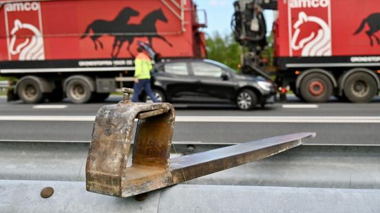 Vork van shovel valt op snelweg, meerdere auto's fors beschadigd